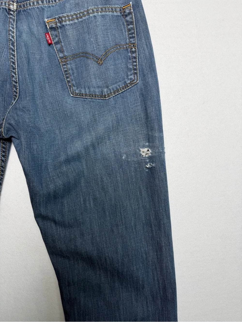 Levi's 514 Straight Fit Jeans Medium Wash Actual Size 32X31 READ DESCRIPTION